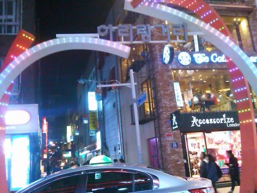 国際市場のそれぞれの通りのアーチ。だいぶ閉まってました。アリラン通り。