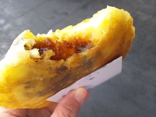 こちらはソウルの仁寺洞で食べたオクススホットック。生地にコーンが入っているのでしょうか？中はハチミツのような味で釜山のよりかなりあっさりしてました。１０００ｗでした。