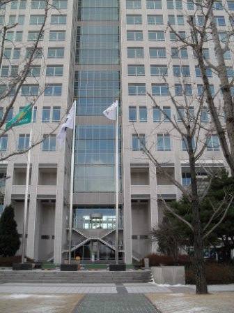 野宿会場の市庁