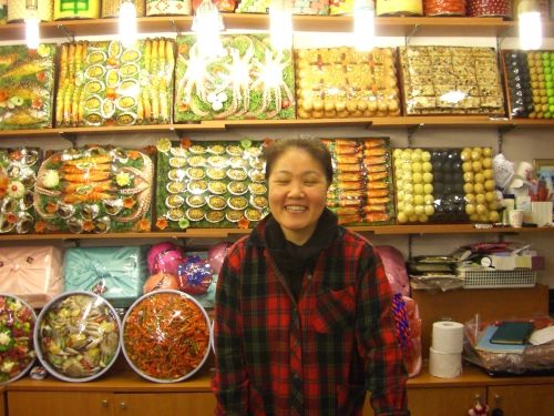 お店のおばさん。コネストの写真を見せると喜ばれていました