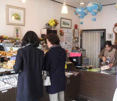 が、写真を撮っている間にも続々と客が到来