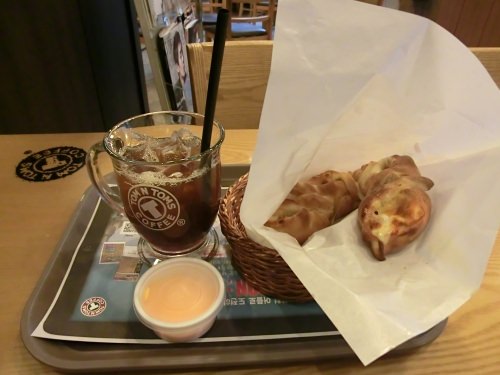 甘～いピーチティーと熱々のペパロニプレッツェル