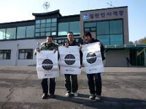 最後に射撃場前で各自の的を持ってパチリ（笑）