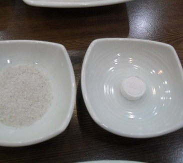 塩と、錠剤ティッシュ（右）が運ばれてきます