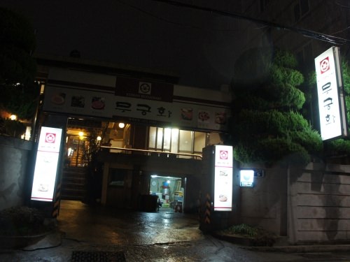 大きな通りから、一つ奥の道沿い。暗くて心配になりますが、ココだけは明るく分かりやすいです！