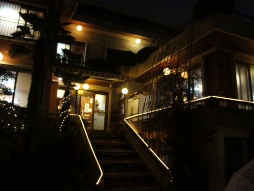 キラキラな２階が入口です