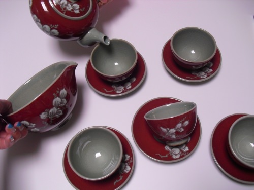 5客の湯飲み茶碗と急須。一杯目のお茶を捨てる器は、別の用途に・・・タレでも入れて出したらおしゃれかなぁと。