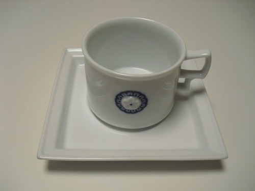 自動ドアの手前左スペースは「中源堂」さんの商品が並んでおり、一緒に買うことができます。