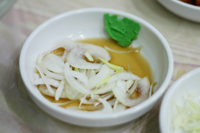 酢醤油に玉葱。さっぱりとむき身をつけて頂きます。