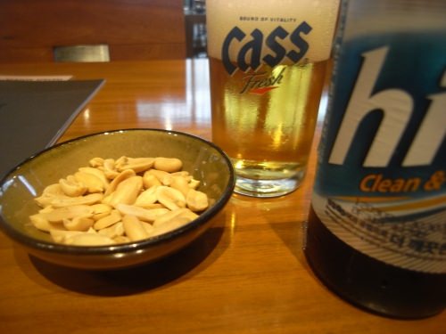 お会計はビールとパスタでTAX込み30,800ウォン。たか!