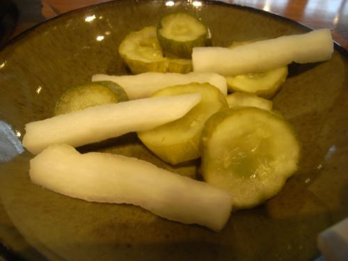 無難な付け合せとして、無難な味のするピクルス