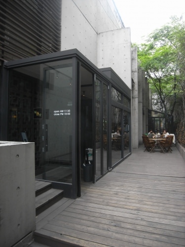 テラス席が向こうに見えます。