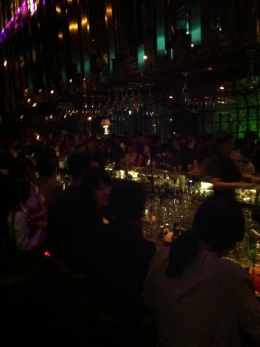 バーの方です。写真がイマイチなのでおしゃれな雰囲気が出てないんですが、とにかくいい雰囲気。