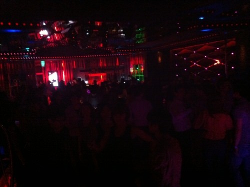 暗いのでわかりにくいんですが、クラブの方です。盛り上がってます。