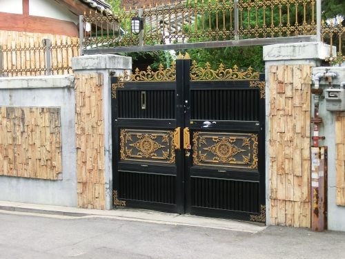 すごく立派な門ですね。