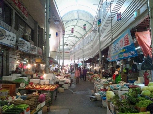 新鮮な野菜たちが並びます！漢方などの韓国食材も沢山！