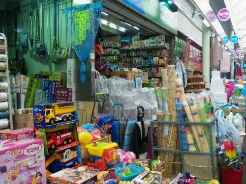 おもちゃ屋さんも。