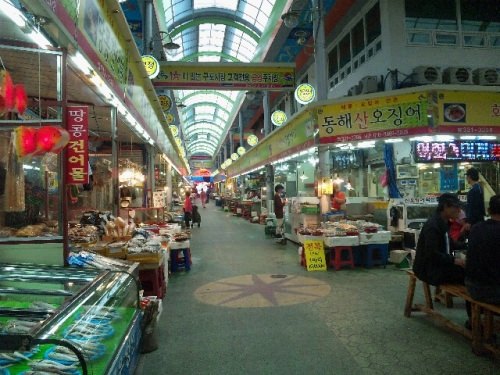 お餅やオデンなどを売る通り