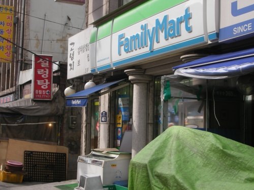 ファミリーマートの先に、店のある路地があります。