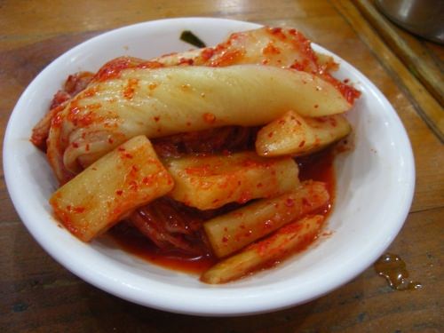 いかにもと言う感じで、酸味の利いたキムチが出てきました。