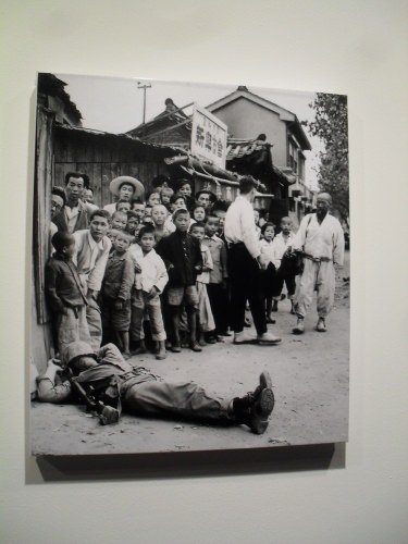 眠る外国兵士を好奇の目で眺める市民（なぜこんな場所で寝ているのかは解説なし）