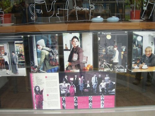 撮影時の写真がお店の内外に沢山飾ってありました。