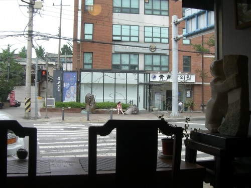 店内から見た向かいの北村美術館と、よく出てきた交差点。
