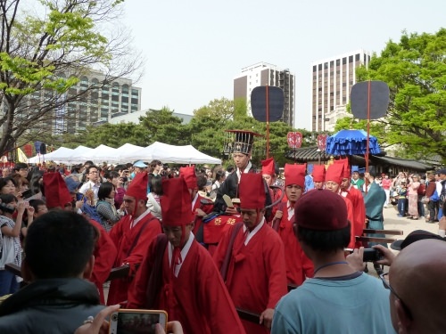 これから、パレードに向かいます。門を出ます。