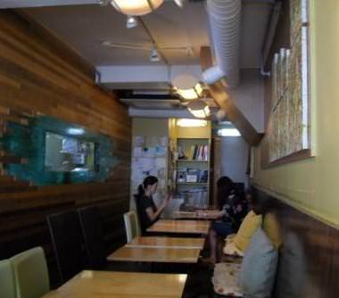 奥に細長くのびた店内