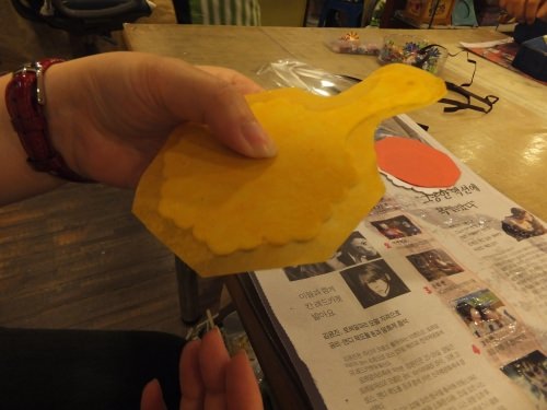 型紙にのせ、紙を伸ばしながら凹凸部分を貼っていきます!