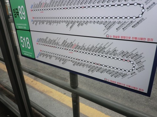 市内を横断するような長距離路線のようです。