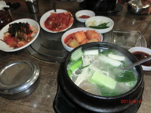 左手前に見えるのがトガニです。見えるネギとかの下はトガニだらけと想像して下さい。