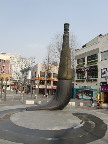 北仁寺広場の巨大な筆のオブジェ