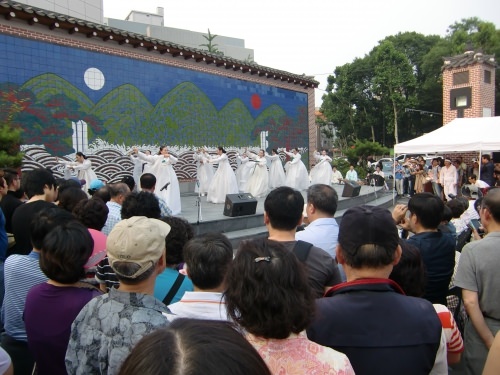 南仁寺広場での民俗舞踊の催し