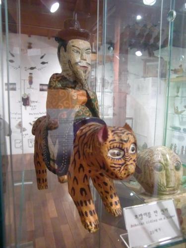 虎も人もおとぼけ顔でキュート