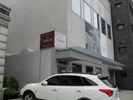 本館のほうのカフェ（入口に茶色い看板）は