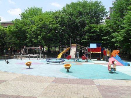 運動器具や遊具もあり、のどかな公園ですが
