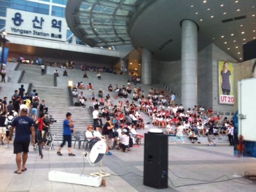 駅の階段にたくさんの人だかり？