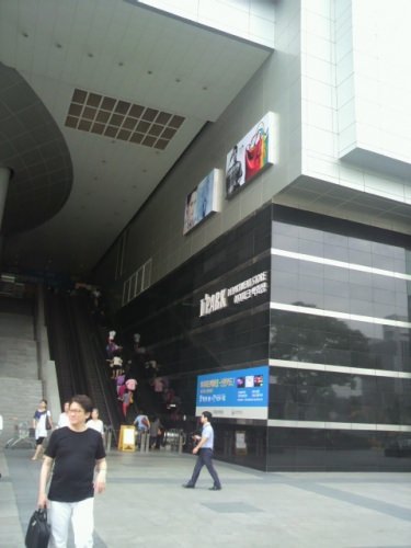 タクシー乗降場所からエスカレーターで中に入りました