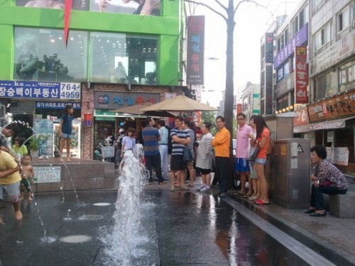 市場に入る手前にやけに繁盛してる冷麺（？）屋がありました。