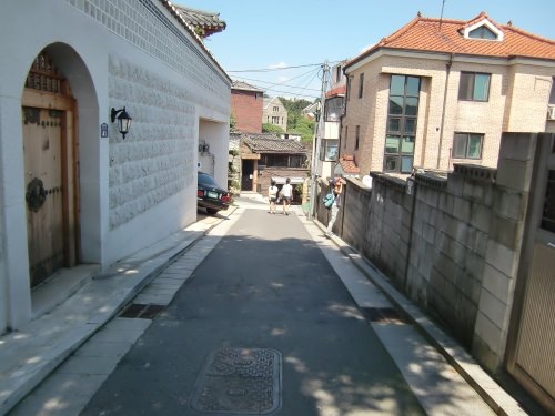 ユジン宅　外壁と門が豪華に!!! でも右側の塀には面影が…