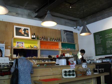 1階カウンターで注文して、