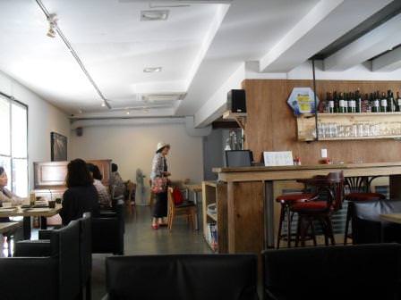 席に余裕のある2階に。