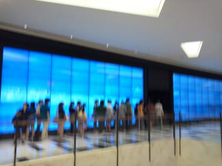 HOLLISTER 入場制限で行列