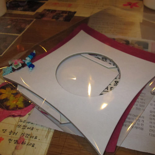 濃いピンクのフレームにブルーの飾り