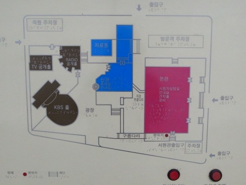 ●青→新館(グッズ売場) ●茶→KBSホール ●ピンク(地図右側)→大階段