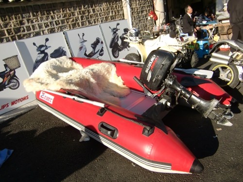 道端でモーターボート！売れるのか？