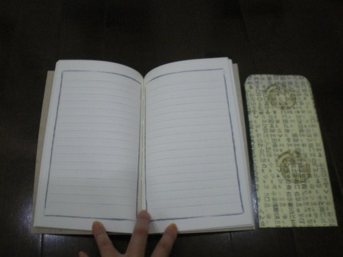 ノートの中は・・・。封筒に宝くじ入れたら当たる?かな??(いつも300円が精一杯なので・・・)