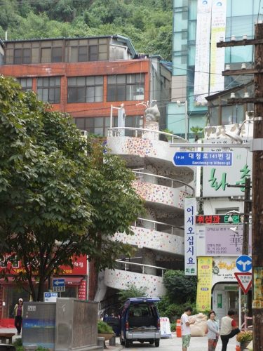 このほら貝階段を登って・・・