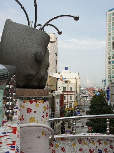 上まで行くと、遠くに海が見えます